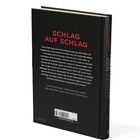 "Schlag auf Schlag" ist in roten Buchstaben. Beschreibung: Ein Jugendroman über die Gefahren des Rechtsextremismus.