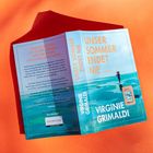 Buchtitel: "Unser Sommer endet nie" von Virginie Grimaldi. Frau am Strand, blauer Himmel, orangeroter Hintergrund.