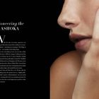 Text links: "Pioneering the ASHOKA". Rechts zeigt eine Hand einen großen, rechteckigen Diamantring vor einem Gesicht.