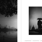 Links: Skyline im Nebel mit Bäumen im Vordergrund. Rechts: Silhouette einer Person mit Regenschirm vor einem Dom.