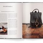 INLAND Saddlery: Handcrafted Leather Goods with a Special Story. Links ein Mann mit Lederwaren. Rechts eine schwarze Ledertasche.