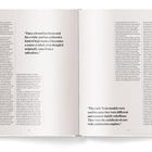 Links steht ein Zitat über Marken als Statussymbole. Rechts ein Zitat über frühe Tesla-Modelle und deren Rebellion.