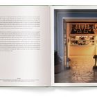 Zwei Buchseiten. Links Text in Latein, rechts ein Foto eines einladenden Restaurants mit offener Eingangstür.