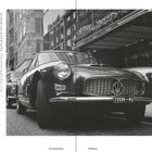 Links viel Text im Lorem-Ipsum-Stil. Rechts ein Oldtimer mit der Nummer 72599 MO, Frontansicht in der Stadt.