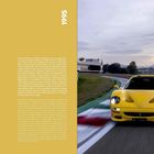 Text "F50" groß links, "1995" oben rechts. Gelber Sportwagen auf Rennstrecke bei Sonnenuntergang.