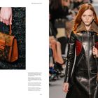 PROFILERUNNINGTITLE

Model in schwarzem Lederkleid mit brauner Tasche. Detailaufnahme einer gemusterten Handtasche in Braun.