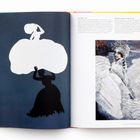 Kara Walker, 2010. Silhouette einer Figur mit voluminösem Kleid. Rechts Gemälde von Michail Wróbel mit Frau in aufwendigem Kostüm.