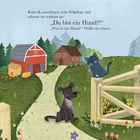 „Kater K unterbrach seine Fellpflege und schaute sie verdutzt an: ‚Du bist ein Hund?!‘ ‚Was ist ein Hund?‘ Wollte sie wissen.“ 

Illustration: Ein Hund sitzt auf einem Weg zu einem Bauernhof mit roter Scheune. Ein Kater sitzt auf einem Holzzaun.