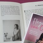 Ein Buch zeigt Kapitel "6 // Materie". Daneben ein Cover: "Fliegen mit dir: eine Option? Mein auf den Kopf gestelltes Leben mit MS".