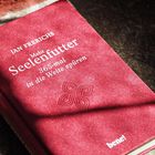 Jan Frerichs: Mehr Seelenfutter – 365-mal in die Weite spüren. Rotes Buch im Licht, "bene!" unten rechts.