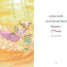 Zitat: "Lesen heißt, durch fremde Hand träumen." - Fernando Pessoa. Illustration: Person in Hängematte mit Buch, Katze, Bücher.