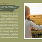 Text: „Von Gott umfangen”, Zitat Psalm 139,5-6. Beschreibung: Ein Kind hält die Hand eines Erwachsenen in einer Landschaft.