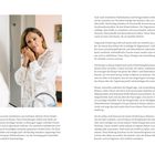 Seite 20: "Ein hoher Anteil an stark verarbeiteten und mehrfach erhitzten Fetten fördert..."  
Eine Frau schaut in den Spiegel und richtet ihren Ohrring.