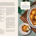 Frittierte Bocconcini mit seltsamer Sauce. Das Rezept erklärt die Zubereitung in zwei Hauptschritten: Sauce und Frittieren. Auf einem großen Teller werden goldbraune, kugelförmige Bocconcini serviert.