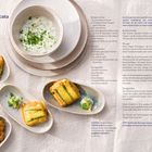 Zucchini piccata mit Kräutercreme, Rezeptdetails: Zutaten, Zubereitungsschritte und Tipps sind beschrieben. Gericht auf Tellern.