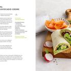 "Lachs-Wraps mit Erbsen-Avocado-Creme" Rezept und Zutaten, daneben Wrap auf Holzbrett mit Radieschen und Räucherlachs.