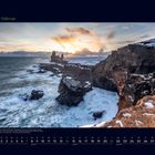 02 Februar. Eine winterliche Küstenszene mit schneebedeckten Klippen und einem dramatischen Sonnenuntergang über dem Meer.