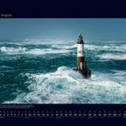 08 August. Kalenderseite mit Leuchtturm bei stürmischer See, Wellen umgeben den Turm. Dezente, beruhigende Farbtöne.