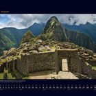 08 August, Kalenderansicht mit Machu Picchu-Ruinen vor einer bergigen Kulisse.