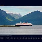 08 August. Ein großes Schiff mit der Aufschrift "Hurtigruten" fährt auf einem ruhigen Gewässer, umgeben von Bergen.