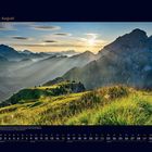 08 August. Kalenderansicht mit Naturlandschaft: Grüne Wiesen, Berge im Hintergrund und Sonnenstrahlen am Himmel.