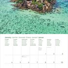 Kalenderseite für Januar mit Tagen in verschiedenen Sprachen, darüber Luftaufnahme einer kleinen, bewaldeten Insel im Meer.