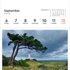 September KW 36, Montag 6 bis Sonntag 12. Bild zeigt Leuchtturm Dornbusch, Landschaft mit Kiefern und Wolken.