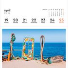 April KW 16. 19 Montag bis 25 Sonntag. Vama Veche, Rumänien. Bunt bemalte Tür, zwei Seile, kleines Boot am Meer.