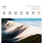 Kalenderblatt Juni 2027: Woche 24, mit Wochentagen. Bild zeigt Nebel über grünen Bergen in La Palma, Spanien.