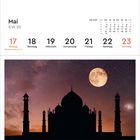 Text oben: Mai, KW 20, 17 Montag. Unten: Taj Mahal, Agra, Indien. Silhouette des Taj Mahal vor einem sternenklaren Himmel mit Vollmond.