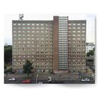 Wohnhaus mit beschrifteten Fenstern: "Tierepflegen", "Malen", "Sprechen" und weitere Tätigkeiten. Straßenszene unten.