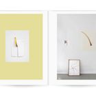 Links gelber Hintergrund mit Papier und Band. Rechts eine Wand mit zwei Kunstwerken und einem am Boden lehnenden Bild.