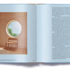 Links unten steht: "A porthole window bathes the Workshop Bench in natural light, dissolving the boundaries between indoors and outdoors." Rechts ist ein langer Text über Design und Natur. Daneben sieht man einen Raum mit einem Bullauge, das einen Baum und Himmel zeigt, sowie eine Holzbank davor.