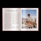 Links: Überschrift "Curry and coconut financiers in the Marseillais sun." Rechts: Frau arrangiert Blumen auf Terrasse.