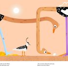 Zwei Strauße laufen auf langen Beinen. Ein kleiner Vogel steht dazwischen. Einer der Strauße schaut ein Ei an.