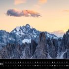 Kalender "Alpen 03". Verschneite Berggipfel bei Sonnenuntergang mit sanftem orangefarbenen Himmel im Hintergrund.