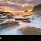 03 Lofoten: Kalenderansicht, felsige Küste, Sonnenuntergang, dramatische Wolken, ruhige Wellen.