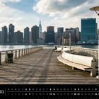 New York, 03. Kalender mit einer Promenade im Vordergrund und der Skyline im Hintergrund. Gantry Plaza State Park, Queens.