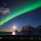 „Nordlichter 03“ und „Haukland, Lofoten (Norwegen)“. Am Nachthimmel helle Nordlichter über Bergen und Meer.