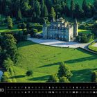 Schottland 03. Inveraray Castle am Loch Fyne. Ein Schloss umgeben von grünen Wiesen und Bäumen, mit langen Schatten.