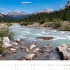 Schnellwasser speist den Bow River. Bergiger Fluss mit klarem Wasser, umgeben von Bäumen und Bergen. Kalender mit Datum.