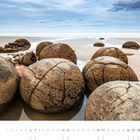 Kalenderseite: März, markierte Tage: 6, 13, 20, 21, 26, 27, 28. Rundliche Felsen am Strand mit bewölktem Himmel.