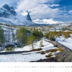03, Stortinden, Stordal, Møre og Romsdal. Eine verschneite Landschaft mit Bergen, Bäumen und blauem Himmel.