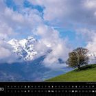 "Liechtenstein 03" und "Die Schweizer Berge von Eschen aus gesehen". Schneeberge und ein Baum auf grünem Hügel.