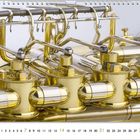 Kalender mit der Zahl 3 und den Daten 1 bis 31. Foto zeigt glänzendes Messing-Instrument mit Ventilen.