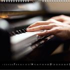 Kalenderseite mit Zahlen von 1 bis 31 und "3" groß. Zwei Hände spielen ein Klavier.