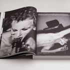 „Alte Männer regieren unsere Welt, sicher und schnell bis zur nächsten Schlacht.“ Zwei Personen singen leidenschaftlich.