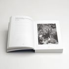 Offenes Buch mit den Seitenzahlen 78 und 79. Rechts ein Schwarz-Weiß-Foto von einem Mann in einem Garten mit Palmen.