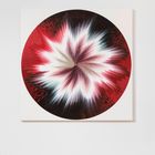 Ein rundes Gemälde mit dynamischen, strahlenförmigen Mustern in Rot, Weiß und Schwarz.