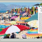 „Strandleben rund um Kapstadt“. Bunte Strandhütten und zahlreiche Sonnenschirme am belebten Strand, Berge im Hintergrund.